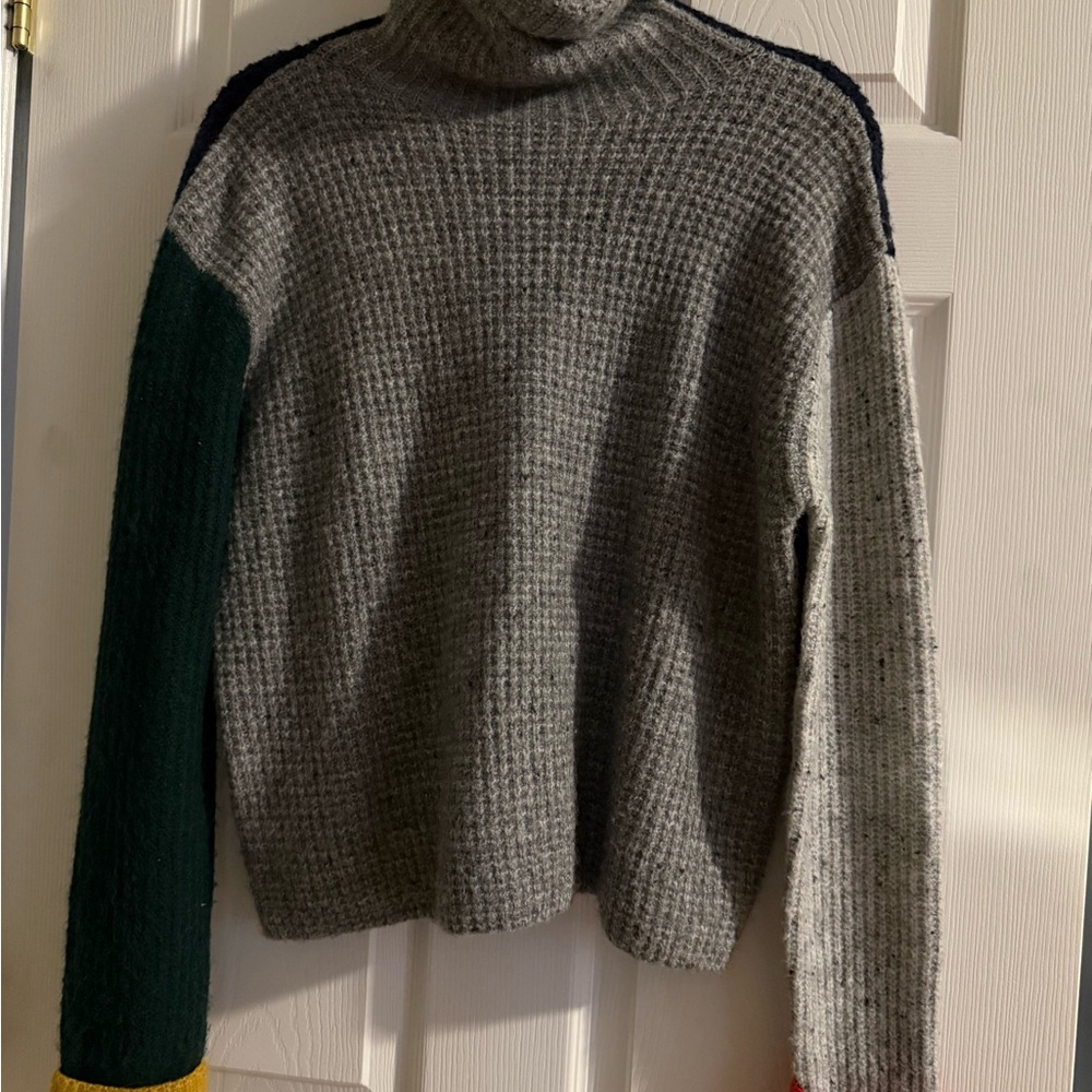John and Jen Turtleneck Colorblock Waffle-Knit Sweater - Gray & Green